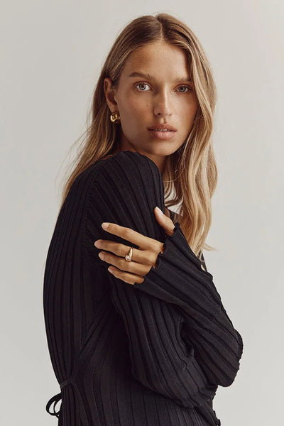 Shelby Midikleid mit V-Ausschnitt und Ärmeln aus Strick