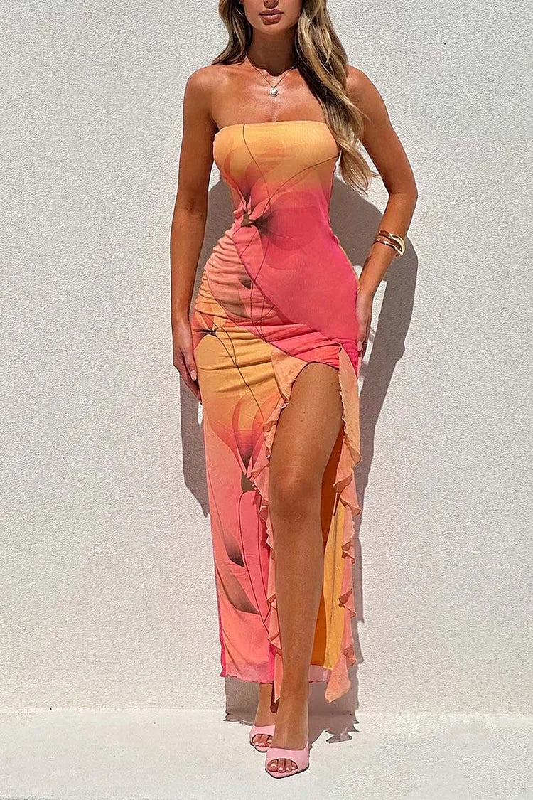 Renata - Tailliertes trägerloses Kleid mit hohem Schlitz und asymmetrischem Druck