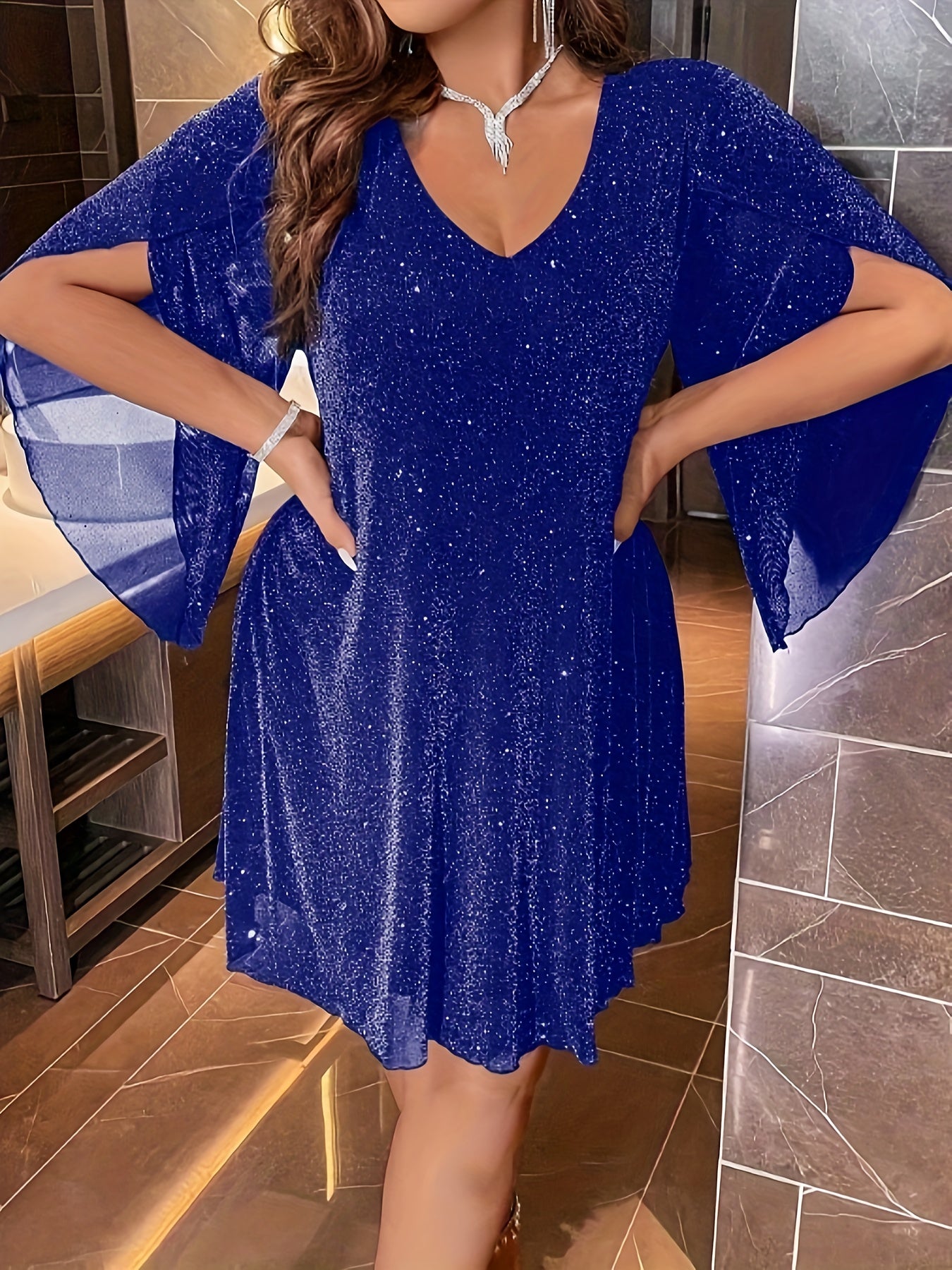 Lässiges Baumwollkleid mit glitzerndem V-Ausschnitt und geschlitzten Ärmeln für Damen | Ideal für den Sommer