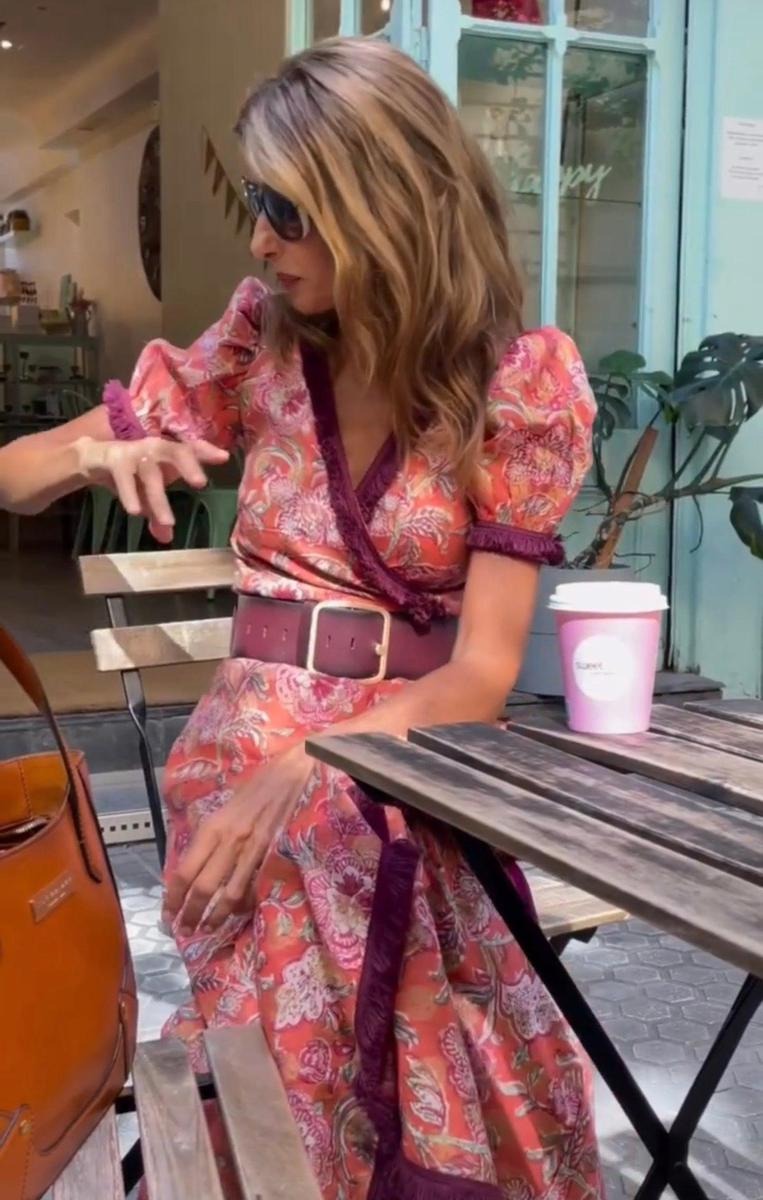 Eliett – Langes Kleid mit Kurzen Puffärmeln und Asymmetrischem Rock