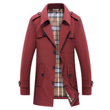 Herren Trenchcoat mit kariertem Innenfutter und Schulterklappen – Weinrot