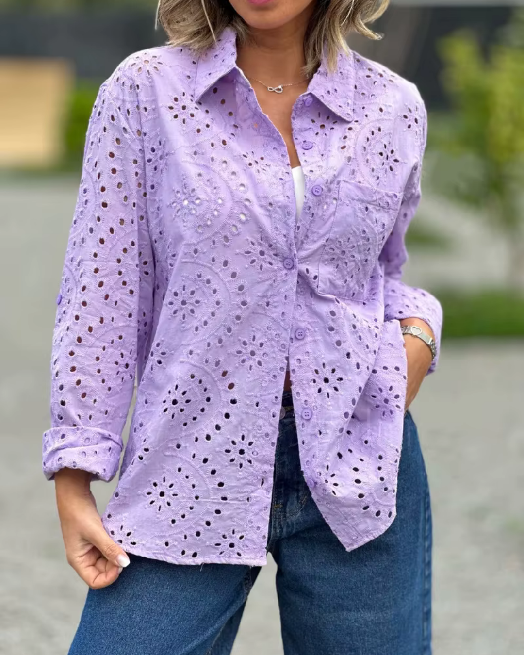 Mikaela - Besticktes Leinenhemd mit aufgerollten Ärmeln