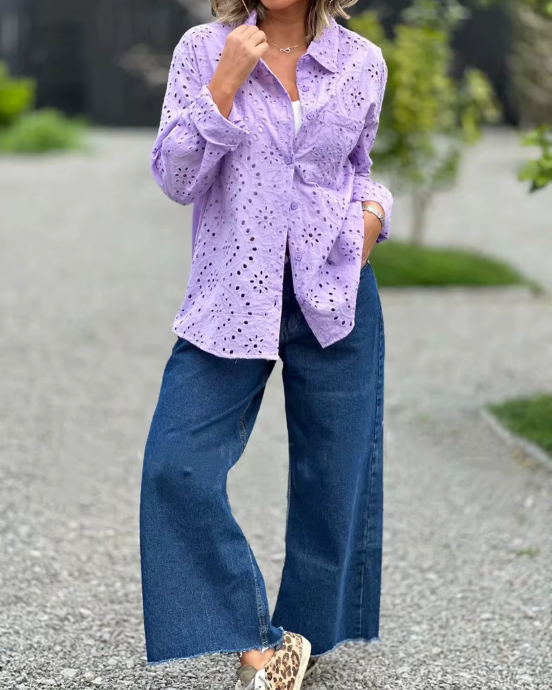 Mikaela - Besticktes Leinenhemd mit aufgerollten Ärmeln