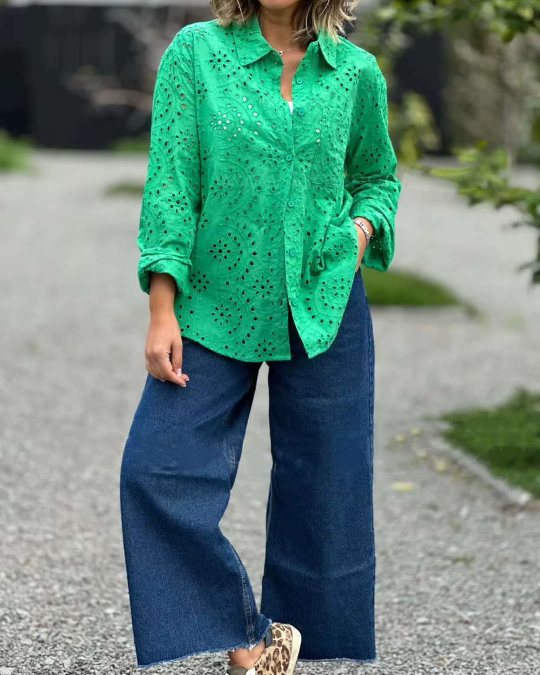 Mikaela - Besticktes Leinenhemd mit aufgerollten Ärmeln