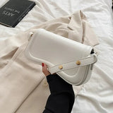 Amal - Handtasche mit gewellter Klappe – Weiß