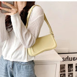 Cadence Handtasche aus veganem Leder mit gewellter Klappe – HELLGRUN