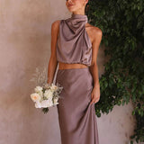 Damen-Set mit Maxirock aus Satin und hochgeschlossenem Oberteil – Mokka