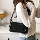 Cadence Handtasche aus veganem Leder mit gewellter Klappe – SCHWARZ