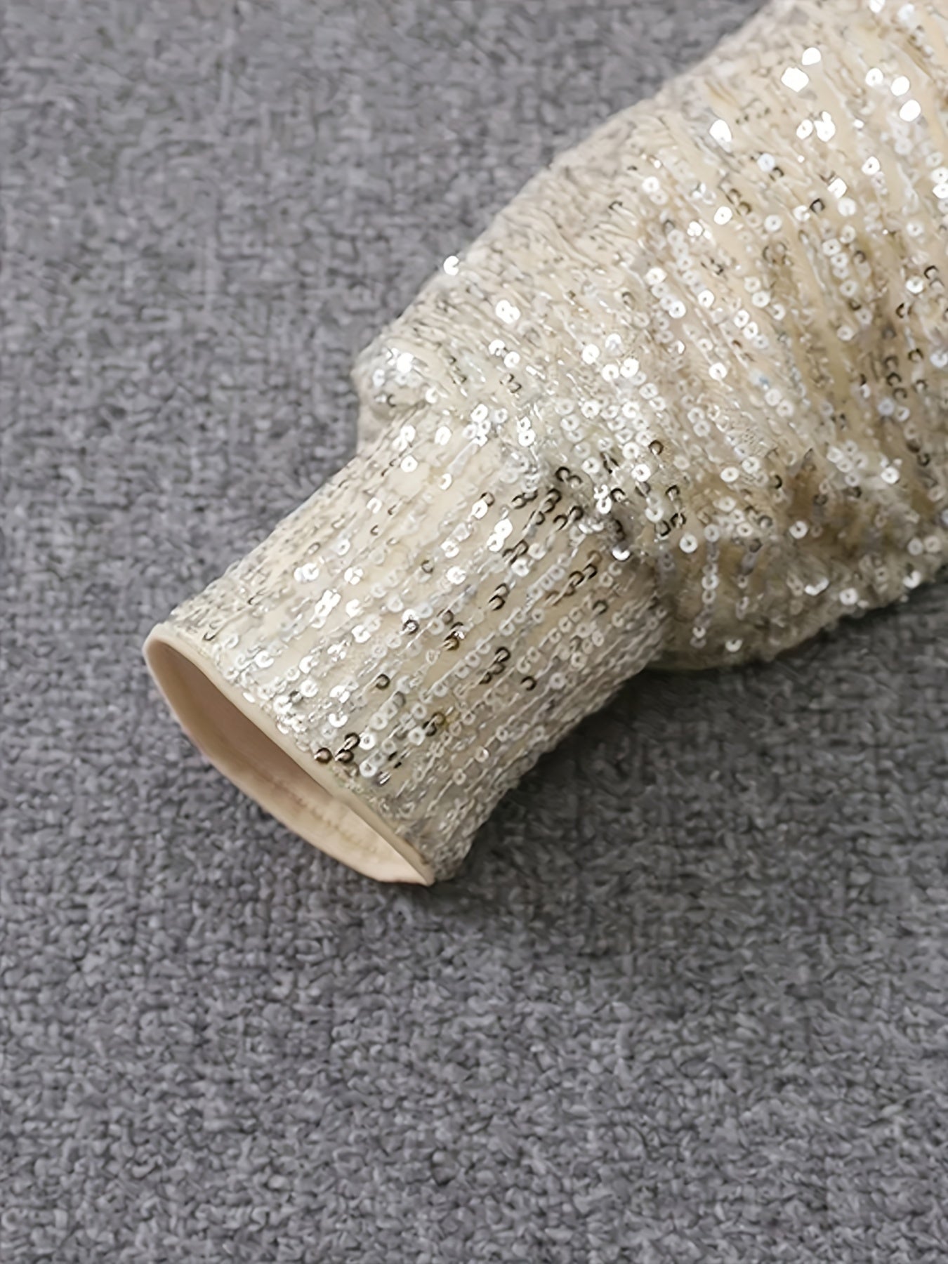 Stilvolles apricotfarbenes Pailletten-Kleid mit V-Ausschnitt und langen Ärmeln für Damen | Ideal für den Sommer