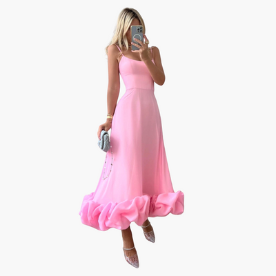 Elegantes fließendes Kleid für Frauen - mit Rüschen am Saum