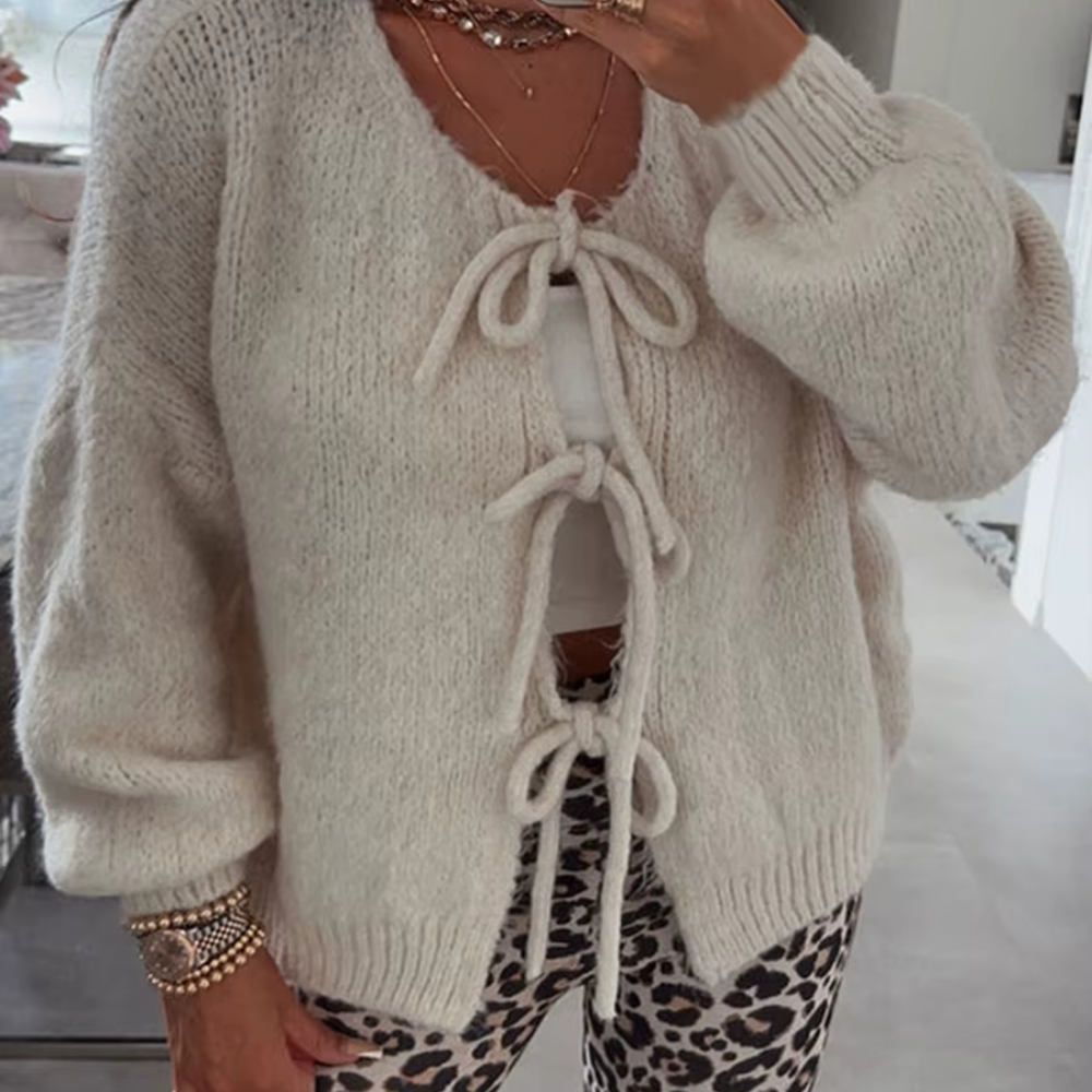 Gerda – Flauschige Strickjacke mit Schleifenverschluss für einen femininen Look