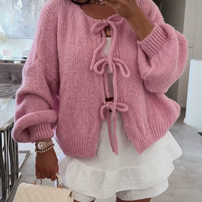 Gerda – Flauschige Strickjacke mit Schleifenverschluss für einen femininen Look