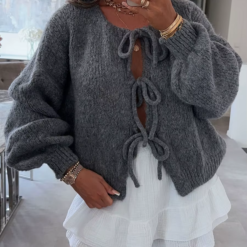 Gerda – Flauschige Strickjacke mit Schleifenverschluss für einen femininen Look