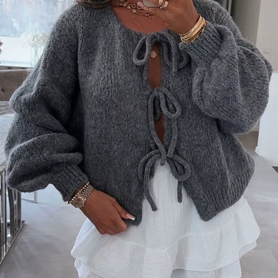 Gerda – Flauschige Strickjacke mit Schleifenverschluss für einen femininen Look