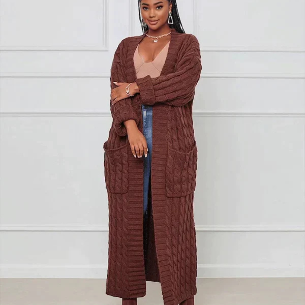 Ines – Langer Strickcardigan mit Zopfmuster