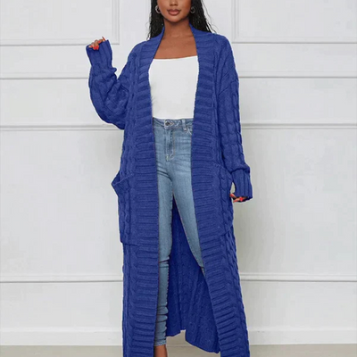 Ines – Langer Strickcardigan mit Zopfmuster