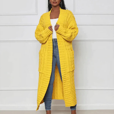 Ines – Langer Strickcardigan mit Zopfmuster