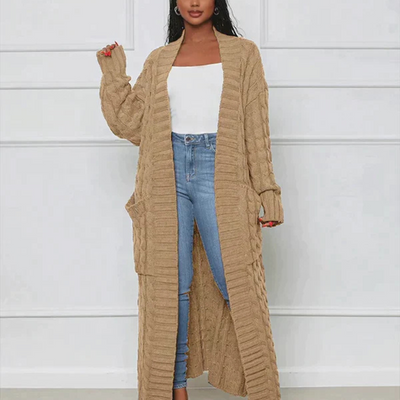 Ines – Langer Strickcardigan mit Zopfmuster