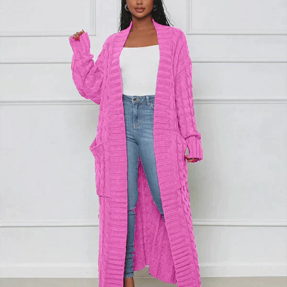 Ines – Langer Strickcardigan mit Zopfmuster