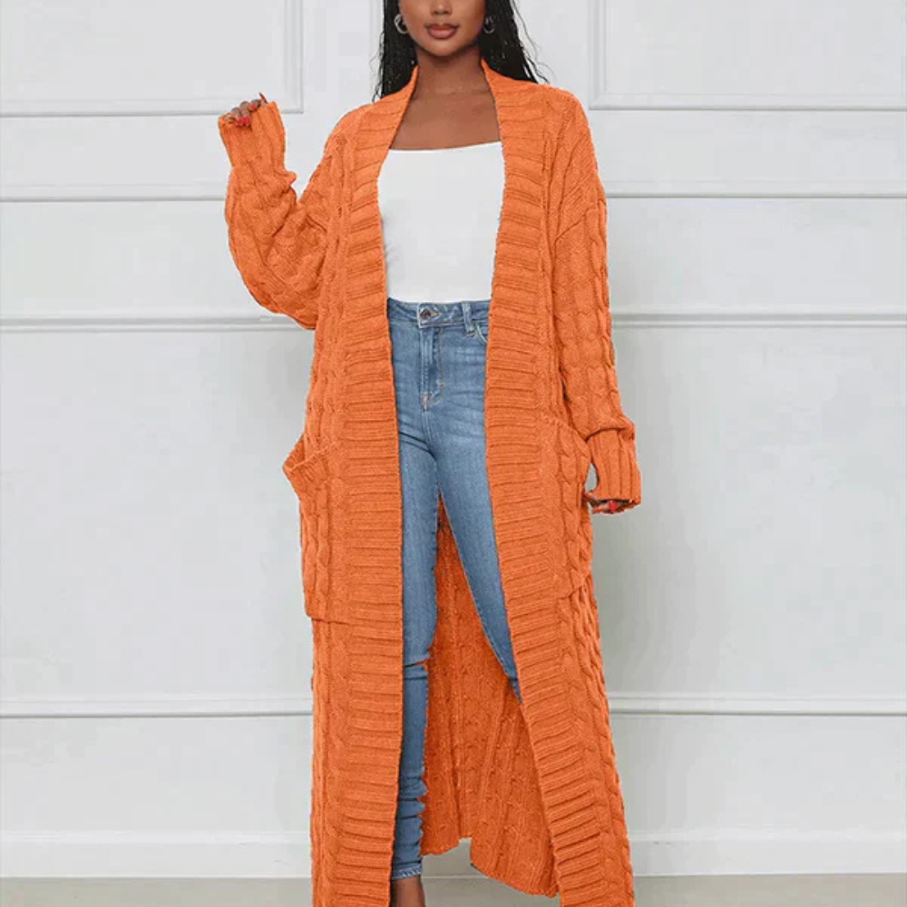 Ines – Langer Strickcardigan mit Zopfmuster