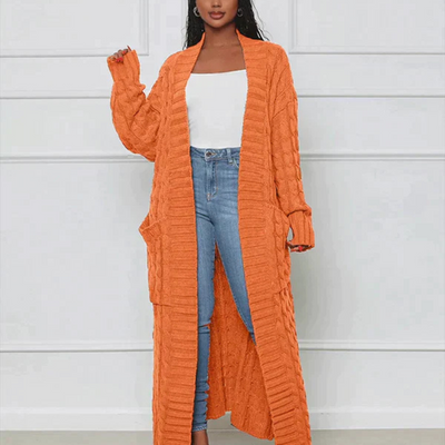 Ines – Langer Strickcardigan mit Zopfmuster