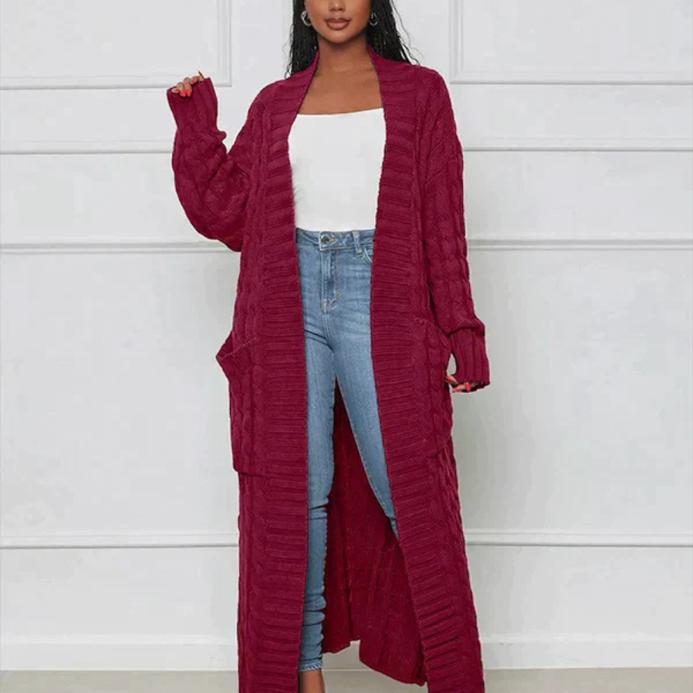 Ines – Langer Strickcardigan mit Zopfmuster