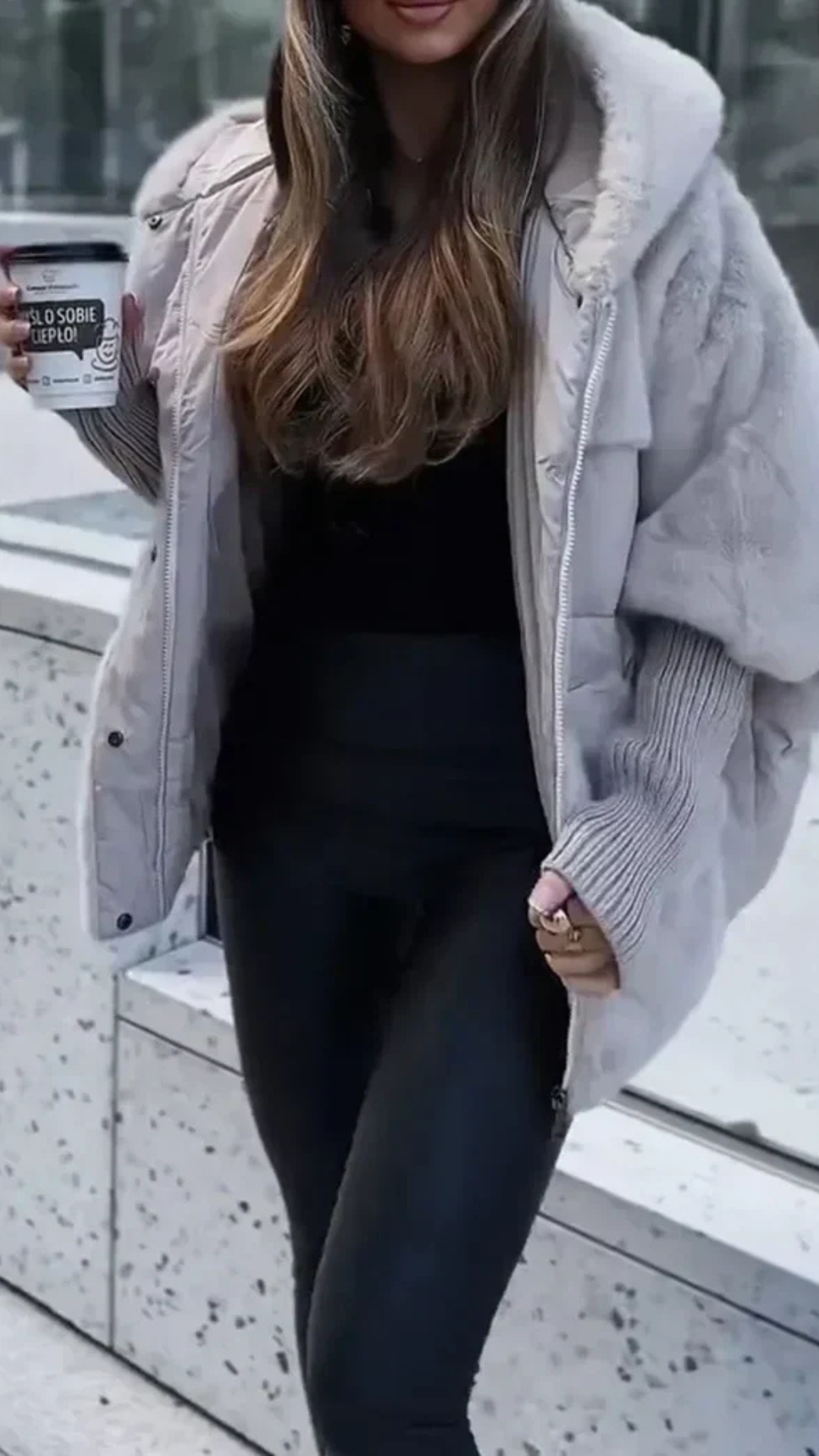 Anika - Oversize Daunenjacke mit Kapuze aus Kunstpelz für Frauen