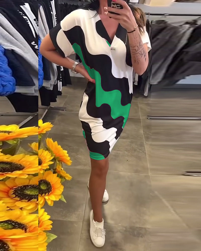 Penelope – Stilvolles Kleid Mit V Ausschnitt Und Wellenförmigem Drucken