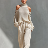 Set aus einem gestrickten Damen-Rollkragenpullover mit Cold-Shoulder-Ausschnitt und einer Hose mit weitem Bein – Beige