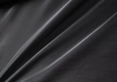 Doppelschichtiger Herrenmantel mit hohem Kragen