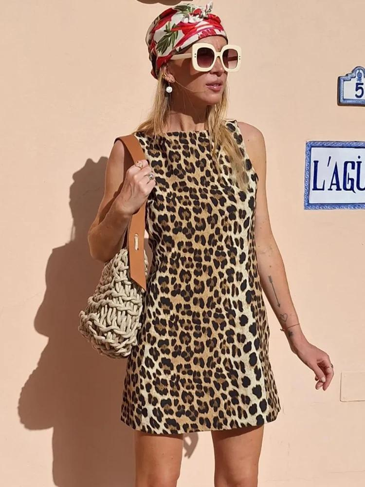 Leopardenprint Mini-Kleid – Ärmellos, Stretch, Hoher Kragen