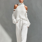 Set aus einem gestrickten Damen-Rollkragenpullover mit Cold-Shoulder-Ausschnitt und einer Hose mit weitem Bein – Weiß