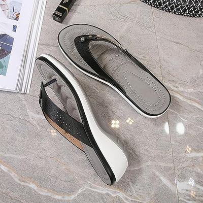 Traudel® | Bequeme Zehentrenner mit Keilabsatz und Zierdetails