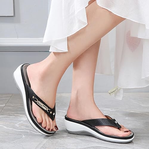 Traudel® | Bequeme Zehentrenner mit Keilabsatz und Zierdetails