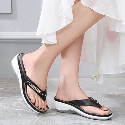 Traudel® | Bequeme Zehentrenner mit Keilabsatz und Zierdetails