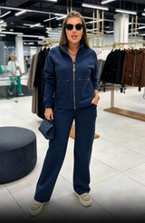 Floranique - Zweiteiliges Set mit weicher Haptik aus kurzer Jacke mit Reißverschluss und weiter Hose – Marine