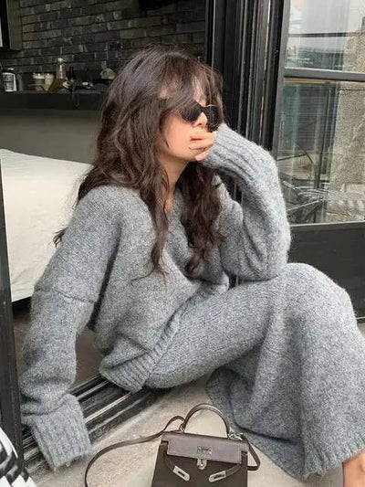 Damenstrickanzug mit V-Ausschnitt und passendem Rock, elegant und vielseitig für einen femininen und modernen Look