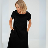 Damen Mini-Kleid mit kurzen Ärmeln und Taschen – Schwarz