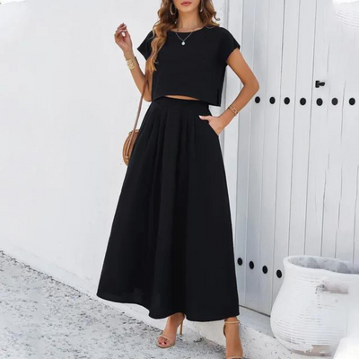 Elegantes Outfit mit Crop Top und langem fließendem Rock, perfekt für einen raffinierten und modernen Look, ideal für besondere Abende