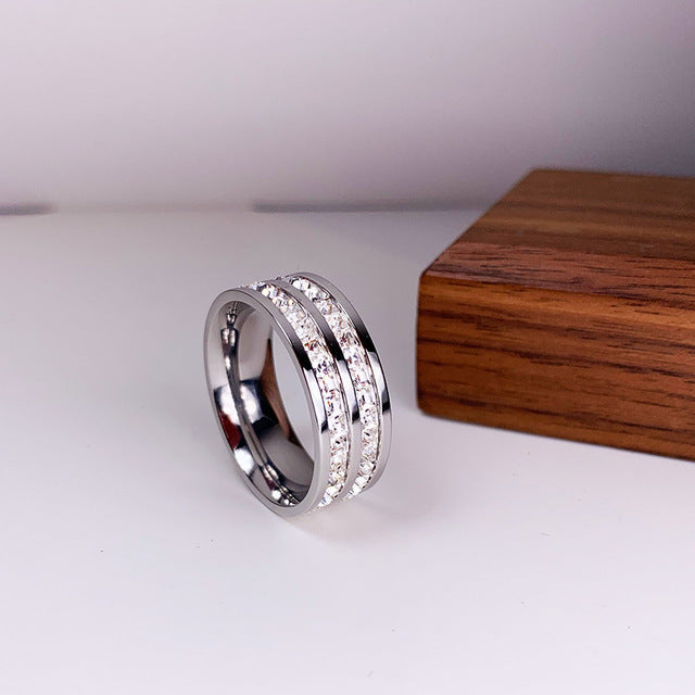 Eleganter Ring mit doppelter Zirkonia-Einlage