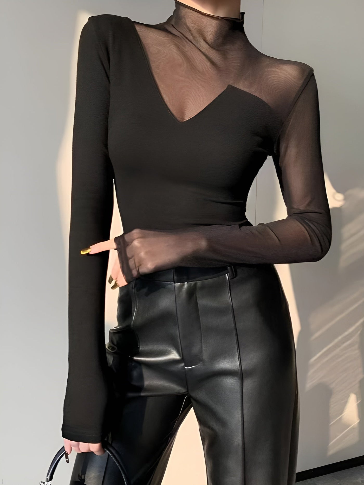 Layla - Asymmetrisches T-Shirt mit transparentem Netzeinsatz