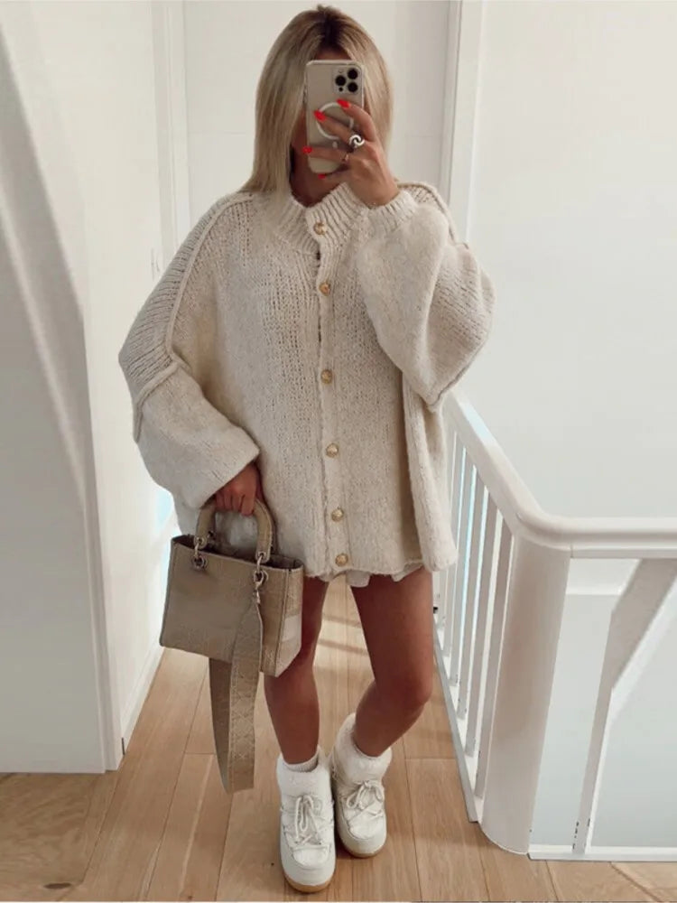 Bequeme Strickjacke mit Geripptem Ausschnitt