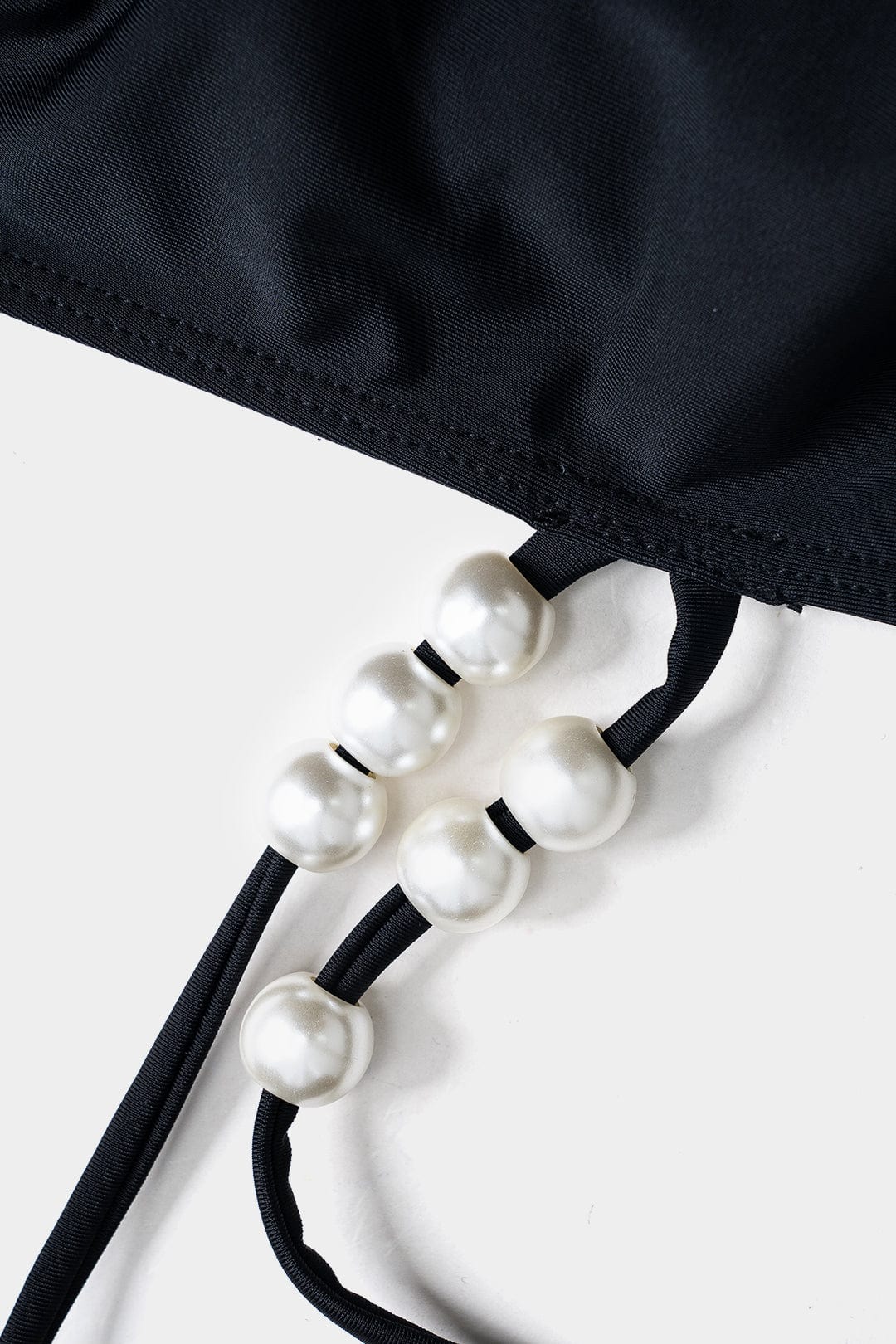 Meredith | Dreiteiliges Bikini-Set mit Wickelband-Design, Perlen-Details und transparentem Pareo