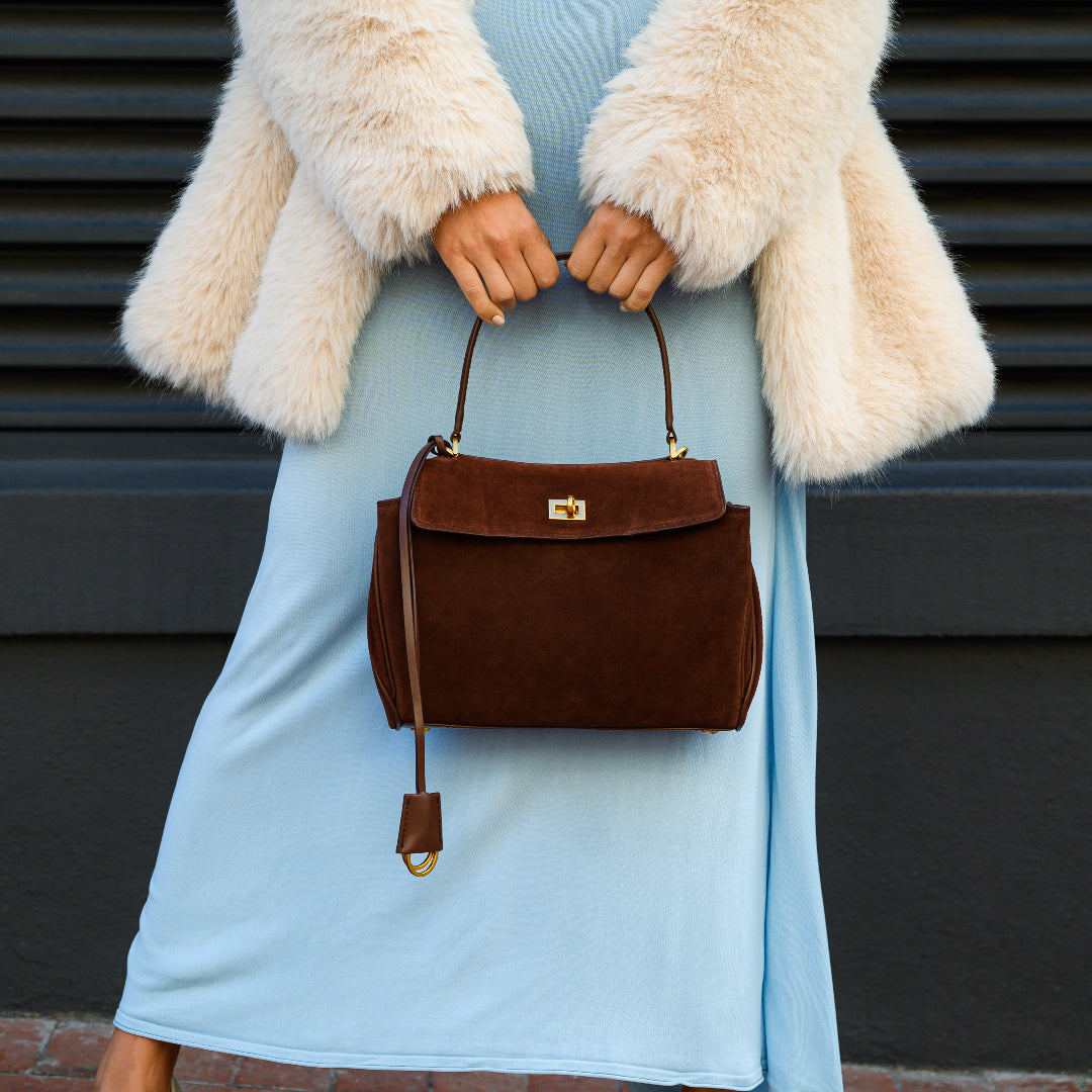 Clara – Elegante Damenhandtasche aus dunkelbraunem Wildleder mit goldfarbenem Drehverschluss