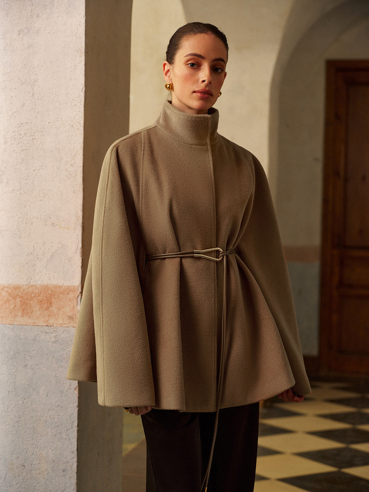 Damenmantel  mit Stehkragen und Gürtel