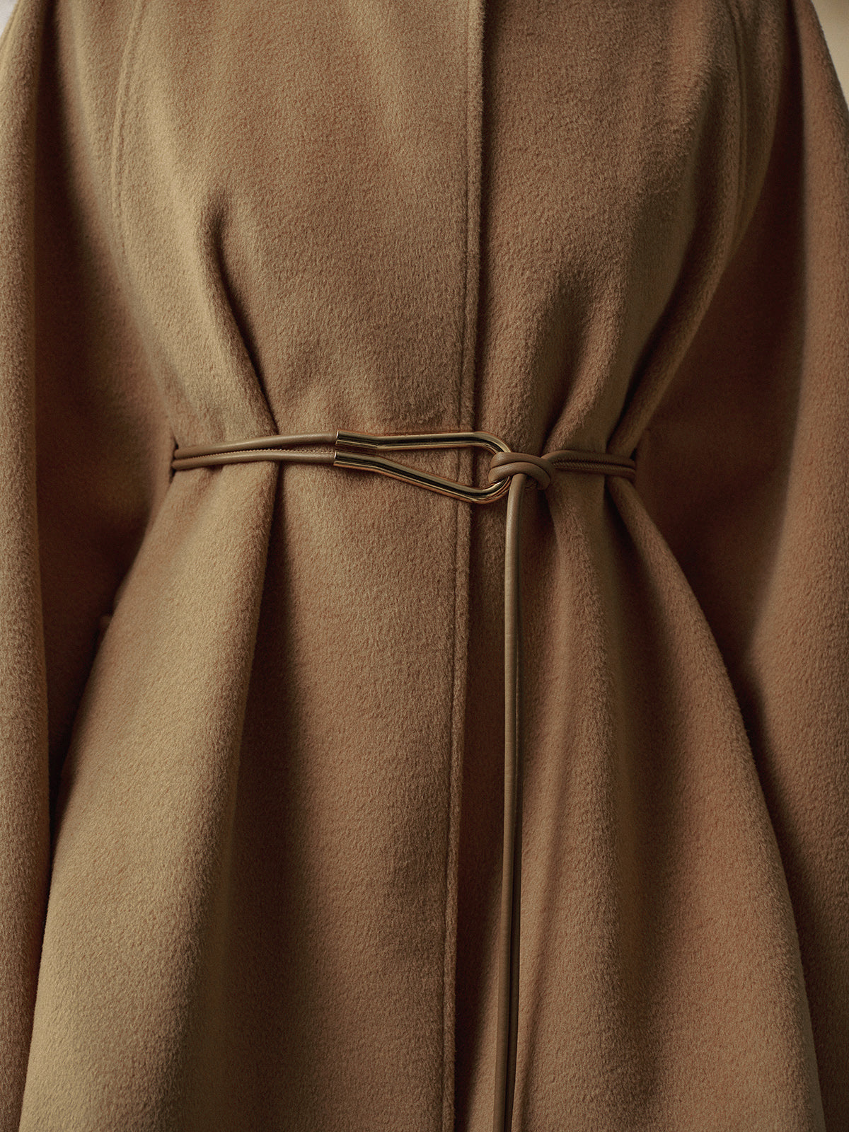 Damenmantel  mit Stehkragen und Gürtel