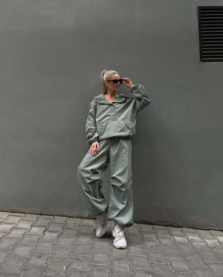 Damenjacke Wasserabweisend mit Kapuze und Regulablem Bund