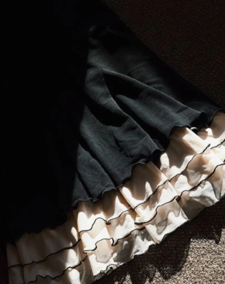 Holly - Langes schwarzes tailliertes Kleid mit Trägern