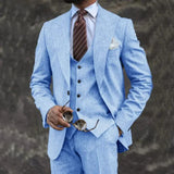 Luxuriöser Herrenanzug, 3-teilig – Blazer, Weste und Hose. Eleganter, formeller und maßgeschneiderter Stil – Hellblau