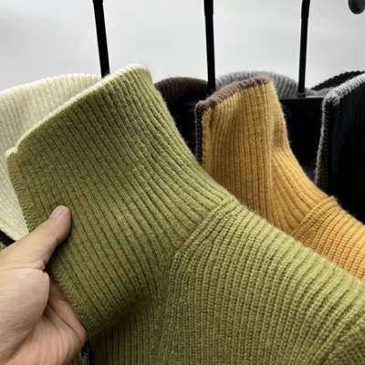 Eleganter Stehkragenpullover mit Reißverschluss